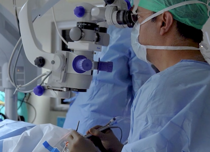 Surgeon performs ophthalmology procedure