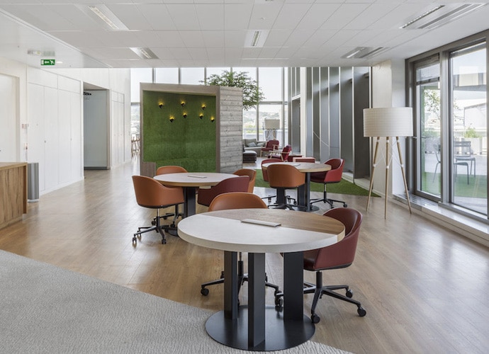 Image showing another relaxed, casual meeting space within the Capgemini office.