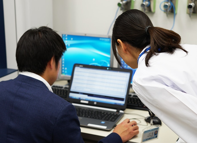 Kindai university two people looking at laptop