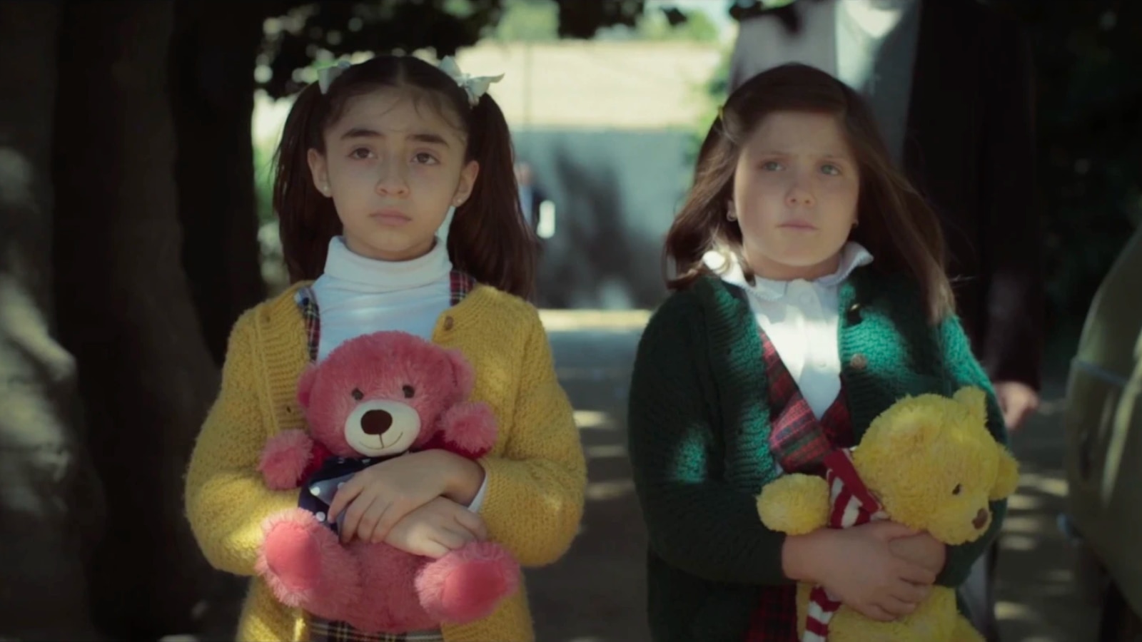 Two young girls in documentary Cien años de Mónica with lighting filtered by tree