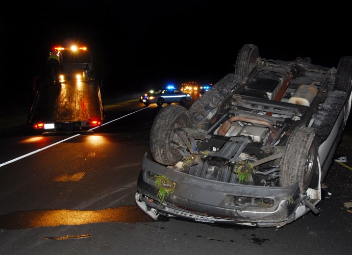 A night car crash on the road.