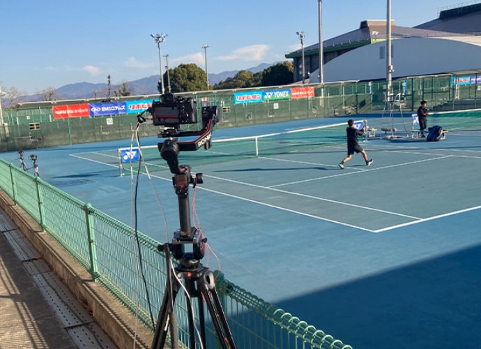 Sony camera pointing at a tennis court