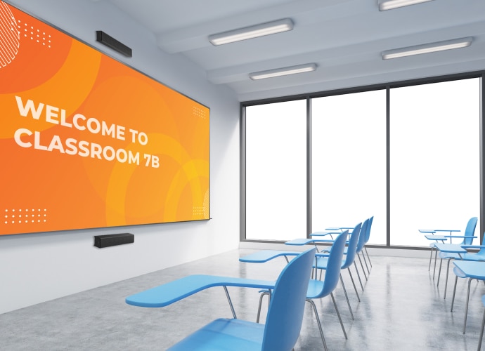 Ein Klassenzimmer mit einem großen Bravia-Display an der Wand mit einer Willkommensnachricht