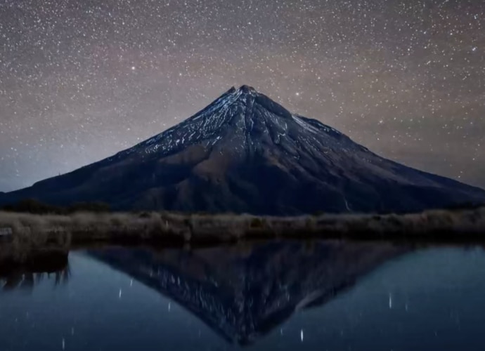 Imagen con gradación de color que muestra una montaña de noche.