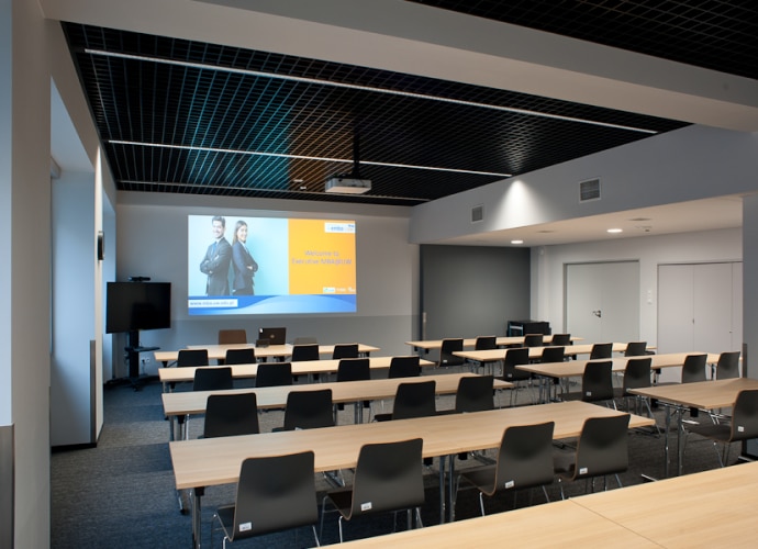 Bravia-Display im Hörsaal der Fakultät für Management der Universität Warschau