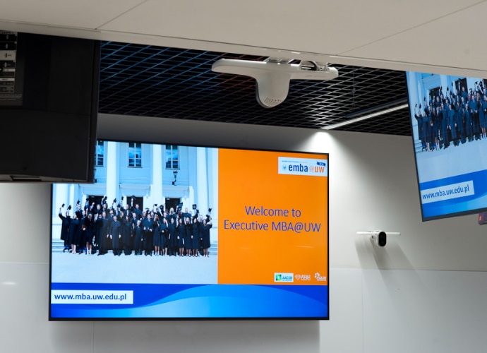 Eine Nahaufnahme eines Bravia-Displays, das in der Fakultät für Management der Universität Warschau verwendet wird