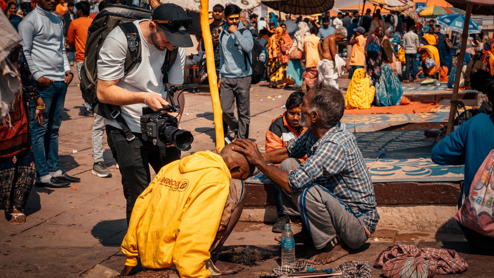 Dennis Schmelz filmt mit der BURANO in einer Segnungszene aus seiner Indien-Dokumentation