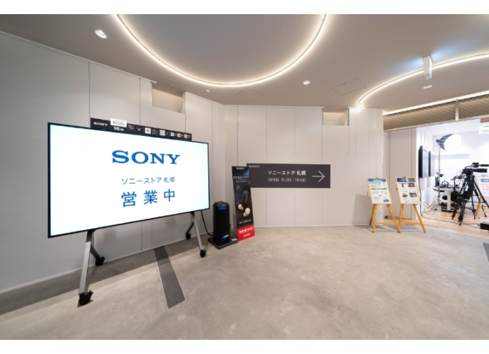 Sony Store entrance with the welcome Bravia screen and the Sony logo