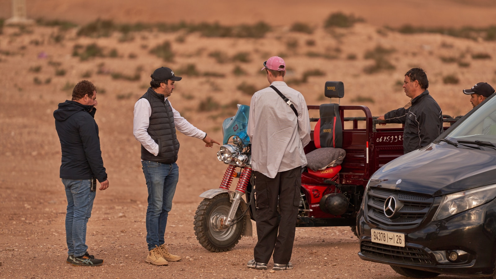 Filmteam mit motorisiertem Trike in der marokkanischen Wüste