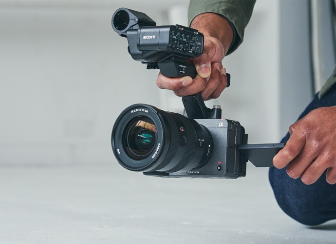 A man is using Sony’s camera for shooting