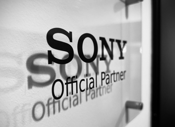 „Sony Official Partner“ auf transparenter Tafel