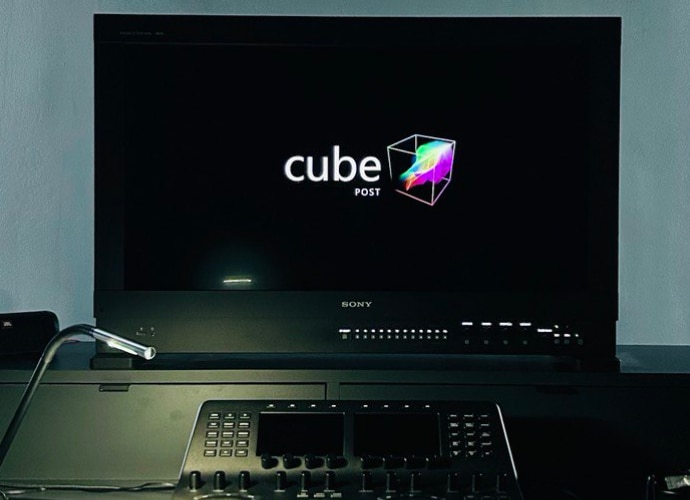 Ein Display, mit dem Namen „cube“ auf schwarzem Hintergrund