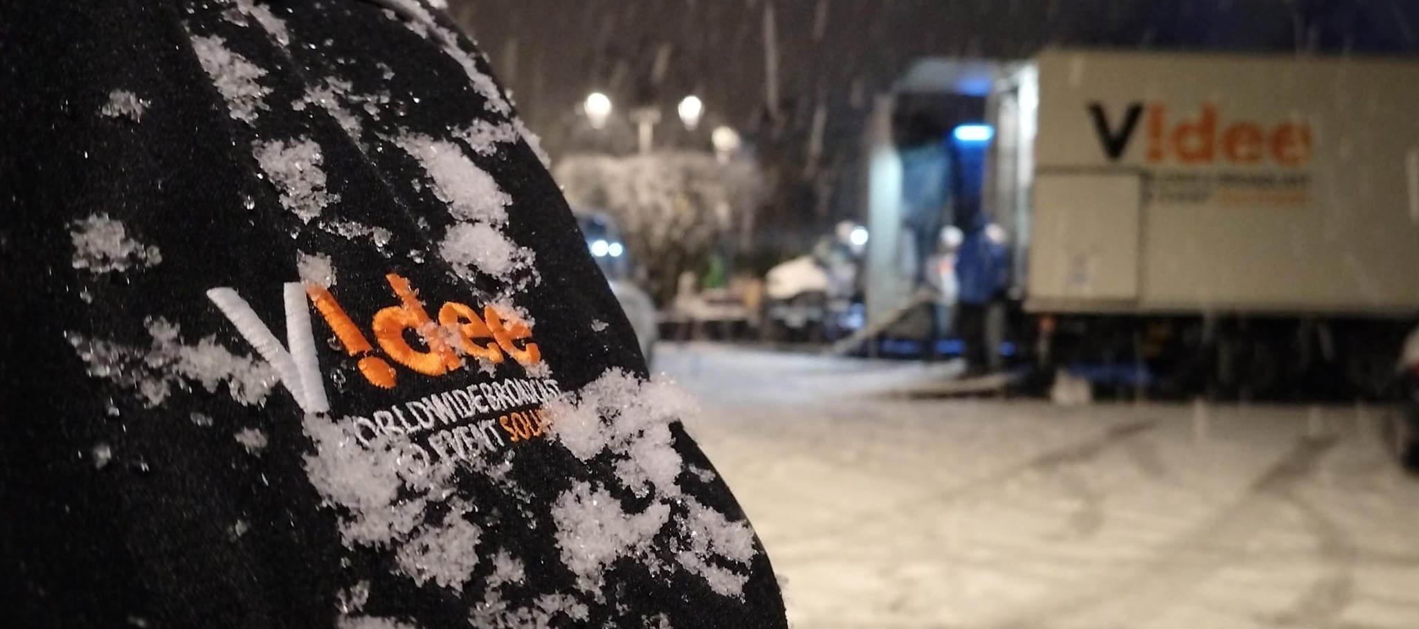 Photo d'une veste d'un membre de l'équipe de tournage de Videe recouverte de neige lors d'une production Live en hiver